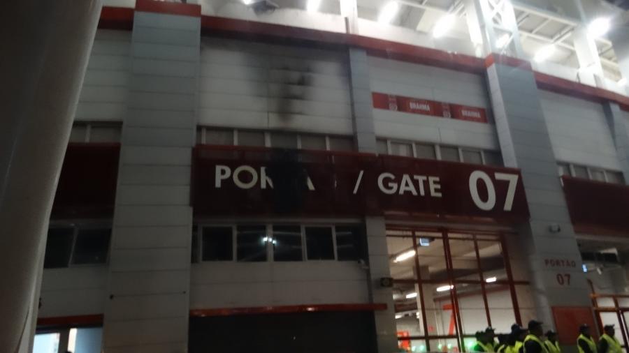Fachada do Beira-Rio ficou em chamas após torcedores do Inter atirarem produto inflamável - Marinho Saldanha/UOL