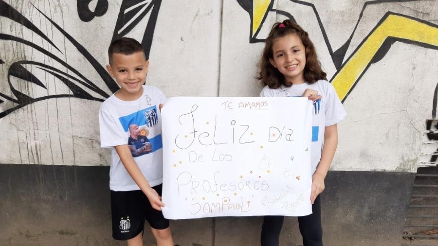 Crianças entregam cartaz de Feliz Dia dos Professores a Sampaoli, técnico do Santos - Reprodução