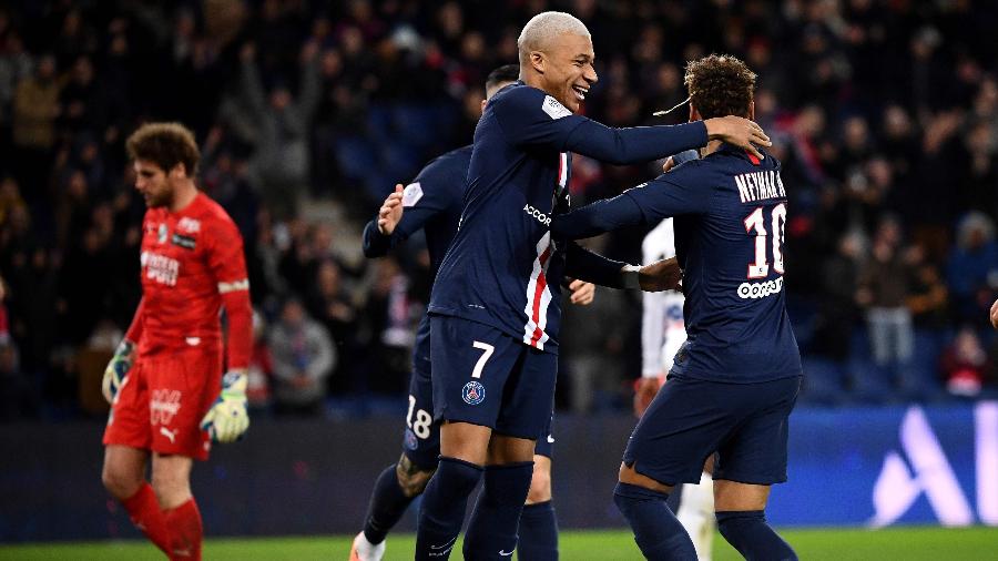 Kylian Mbappé e Neymar se abraçam em celebração de gol do PSG diante do Amiens pela 19ª rodada do Campeonato Francês - Franck Fife/AFP