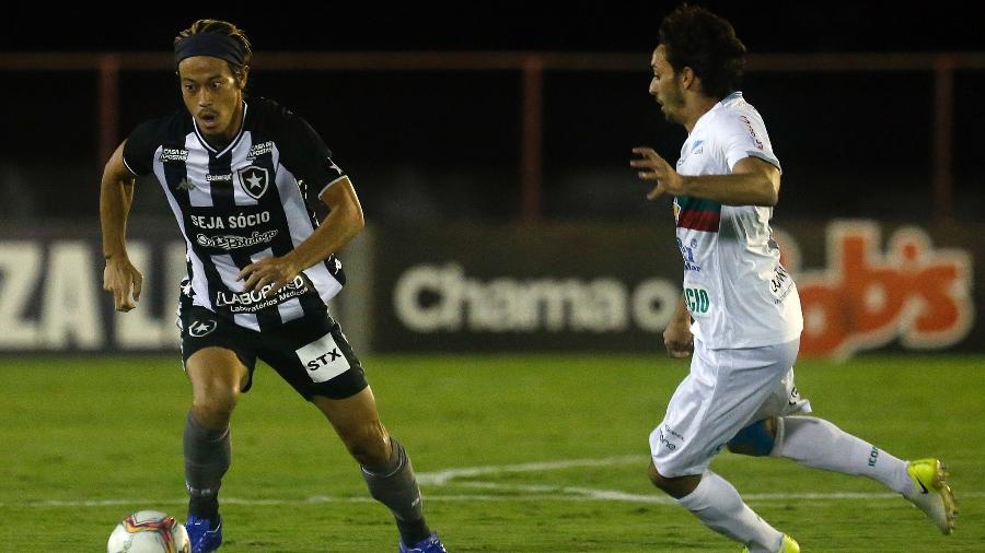 Meia Honda conduz a bola no duelo entre Botafogo e Portuguesa - Vitor Silva/Botafogo
