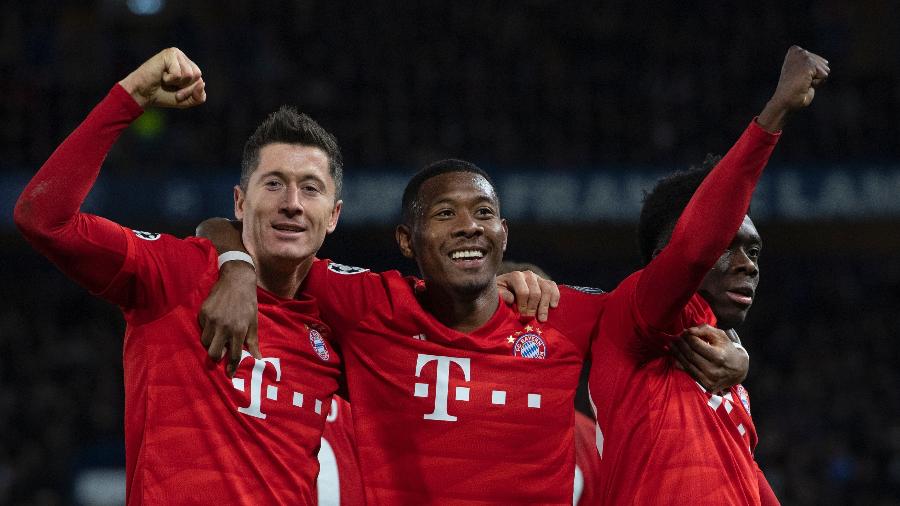 Lewandowski, Alaba e Alphonso Davies comemoram um dos gols do Bayern sobre o Chelsea, no jogo de ida - Visionhaus