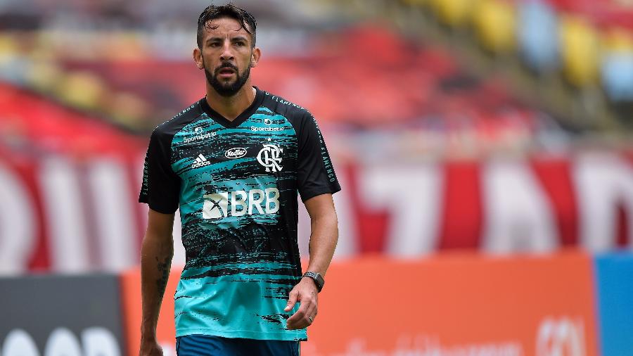 Mauricio Isla no gramado do Maracanã antes do jogo entre Flamengo e Botafogo. Jogador está regularizado - Thiago Ribeiro/AGIF