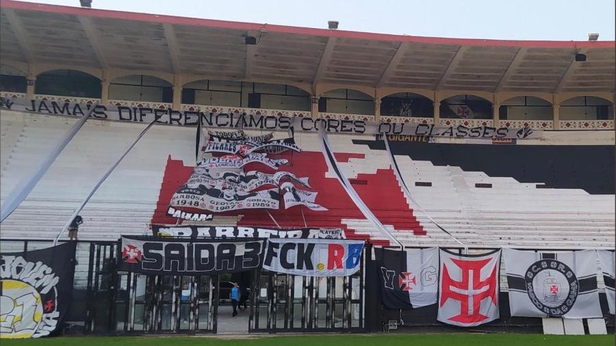 Faixa "FCK RB": um protesto da torcida do Vasco contra o clube-empresa e a favor da tradição no futebol - Reprodução / Twitter