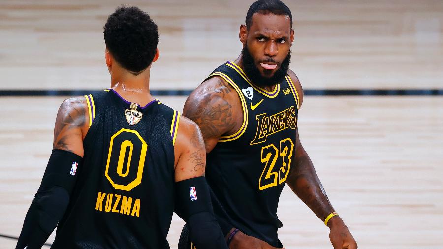 Os Lakers, de LeBron James, já usaram camisa em homenagem a Kobe no jogo 2 das finais da NBA - Getty Images