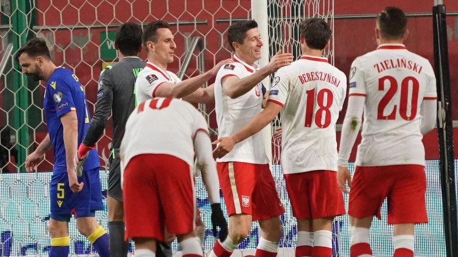 Jogadores da Polônia comemoram gol durante jogo das Eliminatórias para a Copa de 2022 - JANEK SKARZYNSKI / AFP