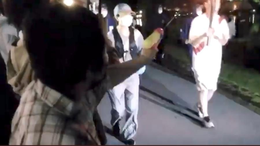 Mulher tenta apagar tocha olímpica e é contida por seguranças - Reprodução/Twitter