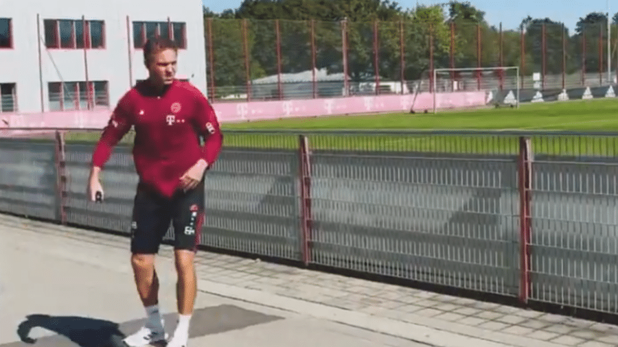 Julian Nagelsmann anda de skate no centro de treinamento do Bayern de Munique - Twitter
