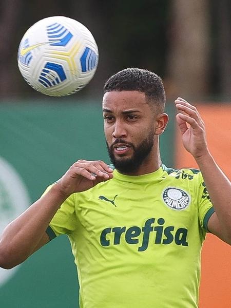 Jorge, lateral esquerdo do Palmeiras, treina na Academia de Futebol