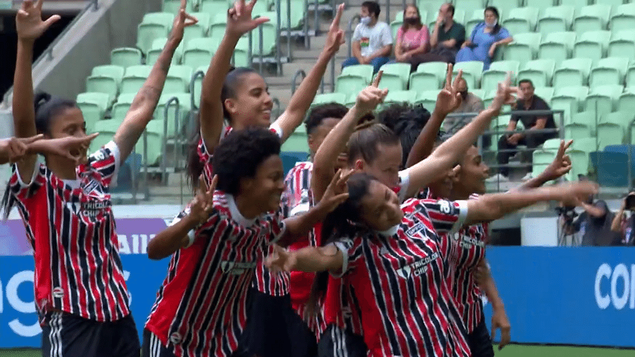 Jogadoras do São Paulo comemoram gol sobre o Santos na final da Brasil Ladies Cup - Reprodução/Globo
