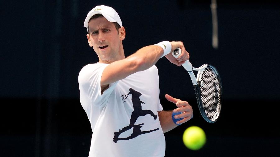 Novak Djokovic treinou normalmente hoje antes do Australian Open 2022 - AFP PHOTO / TENNIS AUSTRALIA / SCOTT BARBOUR
