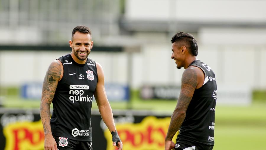 Renato Augusto e Paulinho sorrindo durante treinamento do Corinthians - Rodrigo Coca/Agência Corinthians