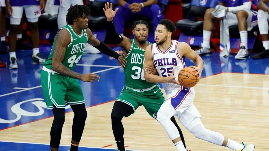 Marcus Smart e Robert Williams, do Boston Celtics, defendem infiltração de Ben Simmons, então nos 76ers - Tim Nwachukwu/Getty Images