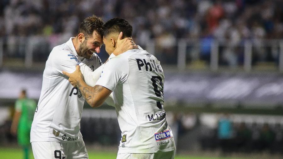 Marcos Leonardo comemora gol do Santos contra o Coritiba com Léo Baptistão - Fernanda Luz/AGIF