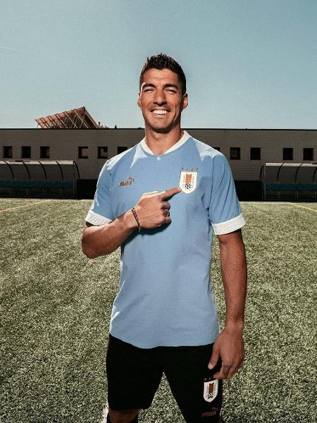 Luis Suarez mostra o uniforme que será utilizado pelo Uruguai na Copa do Qatar - Divulgação/Puma