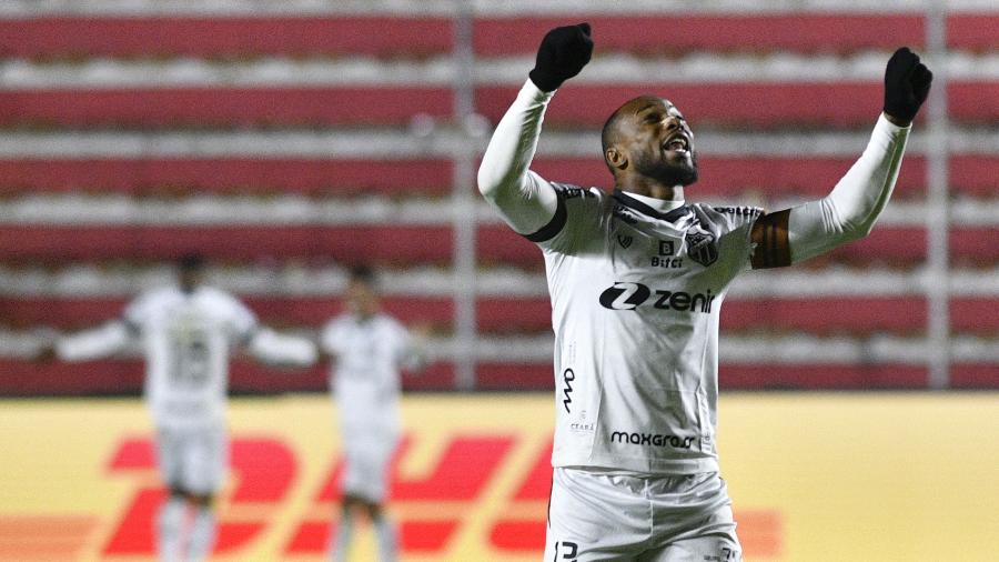 Luiz Otavio, do Ceará, comemora gol de sua equipe diante do The Strongest - AIZAR RALDES / AFP