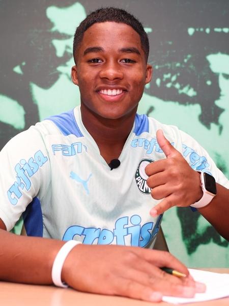 Endrick assina seu primeiro contrato profissional com o Palmeiras - Reprodução/Twitter