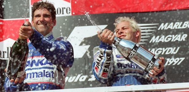 Hill com Villeneuve na Hungria em 1997: muito perto