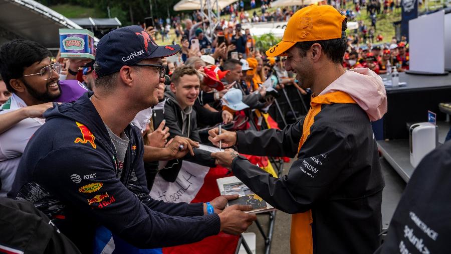 Daniel Ricciardo, da McLaren, dá autógrafos na chegada ao circuito de Spielberg para o GP da Áustria, no mês passado - Joerg Mitter/Red Bull Content Pool