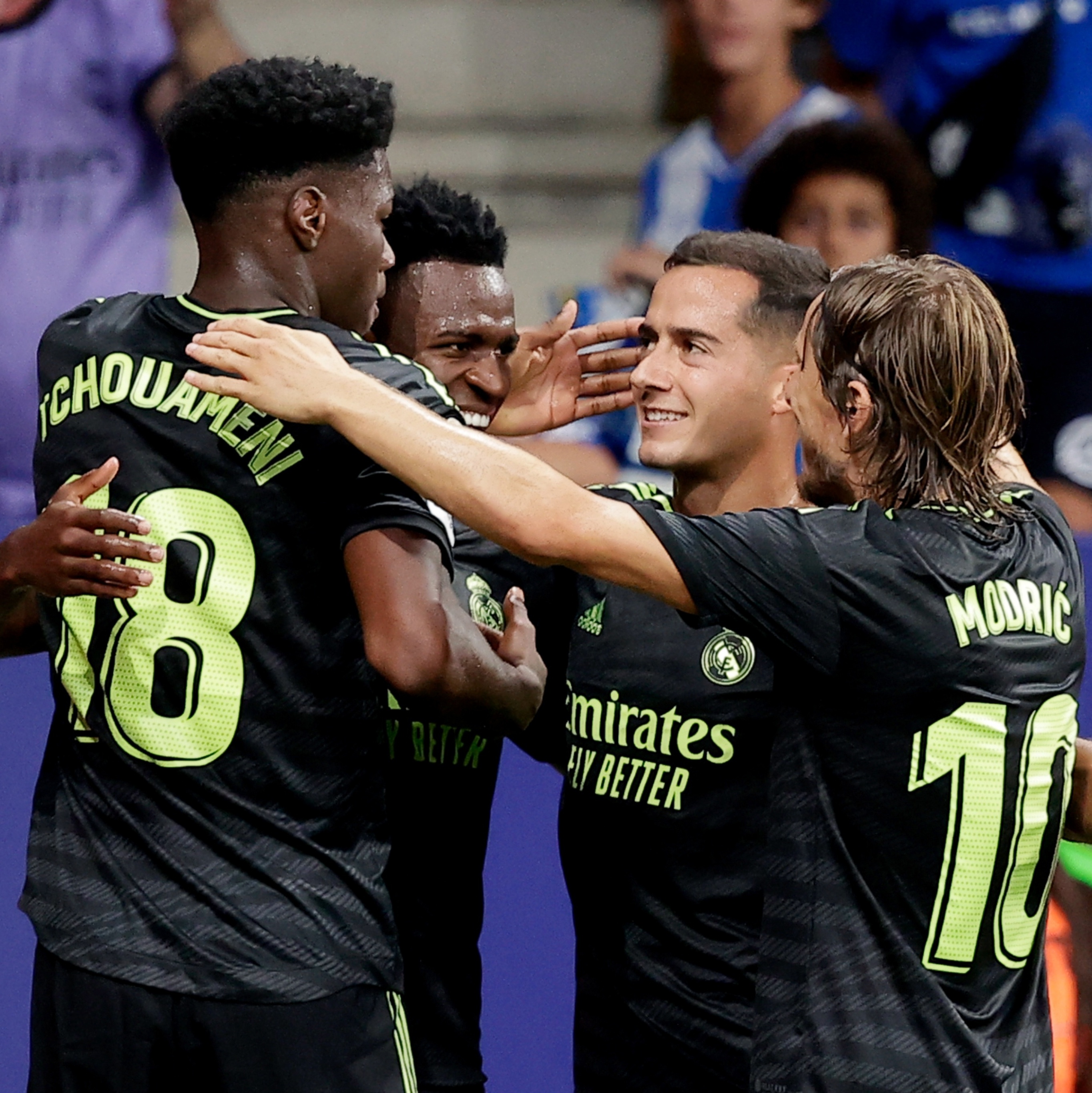 Jogadores do Real vestem camisa de Vini Jr antes de partida pela La Liga