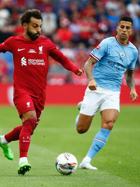 Mohamed Salah e João Cancelo em partida entre Liverpool e Manchester City, pela Supercopa da Inglaterra desta temporada. - DeFodi Images/DeFodi Images via Getty Images