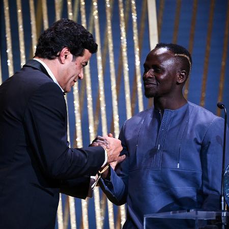 Sadio Mané recebe o Prêmio Sócrates das mãos de Raí - FRANCK FIFE / AFP
