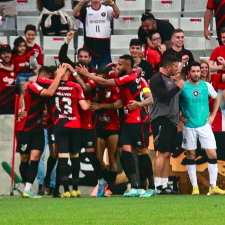 Jogadores do Athletico comemoram gol sobre o Botafogo na última rodada do Brasileirão-2022 - Gabriel Machado/AGIF