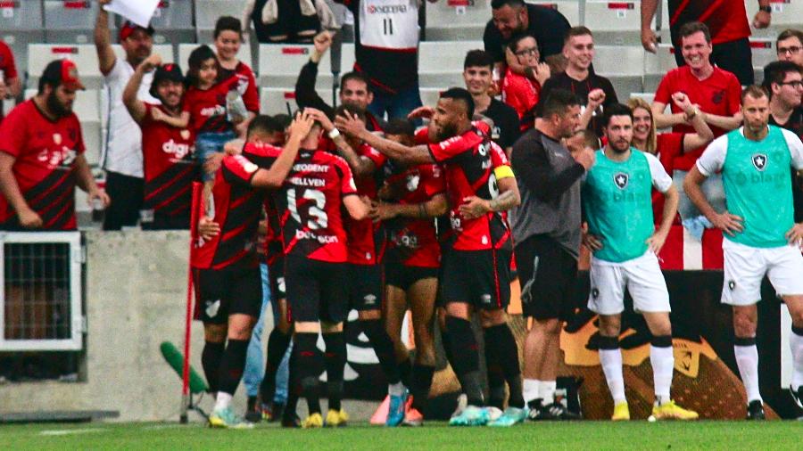 Jogadores do Athletico comemoram gol sobre o Botafogo em duelo direto da última rodada do Brasileirão - Gabriel Machado/AGIF