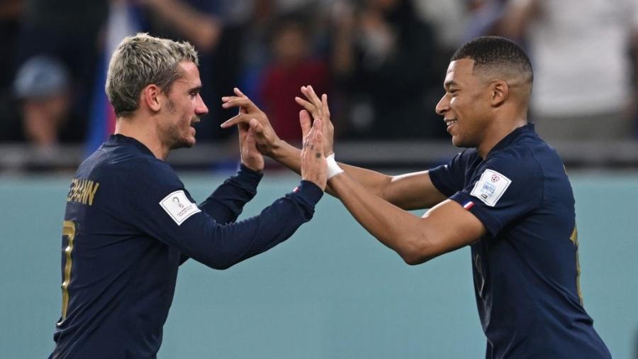Griezmann comemora com Mbappé durante a vitória da França sobre a Dinamarca, pela Copa do Mundo - Robert Michael/Getty