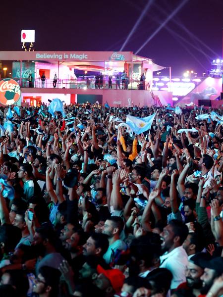 Torcedores argentinos em Fan Fest, assistindo partida da Copa do Mundo de 2022. - IBRAHEEM AL OMARI/REUTERS