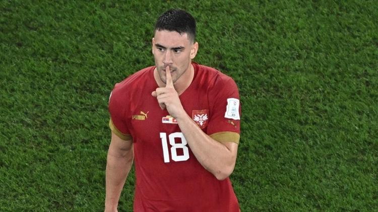 Dusan Vlahovic comemora gol da Sérvia; país tem chance de classificação
