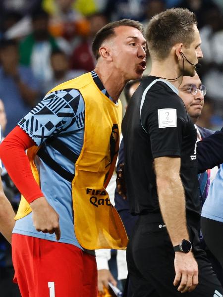 Goleiro Muslera se junta a outros jogadores do Uruguai e reclamam com arbitragem no final da partida contra a Gana - Khaled DESOUKI / AFP
