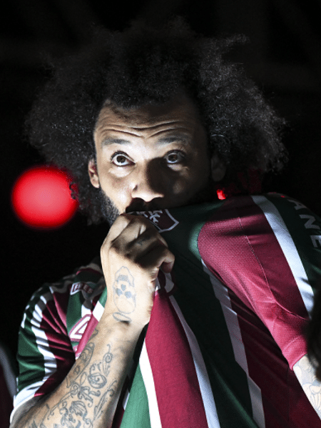 Marcelo beija escudo da camisa do Fluminense em sua apresentação no Maracanã - Carl de Souza/AFP