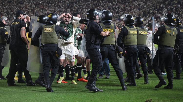 Jogadores do Universitario entraram em confronto com a polícia durante jogo contra o Corinthians