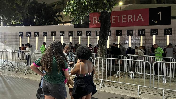 Cambista negocia ingressos com torcedores do Fluminense em frente a bilheteria 1 do Maracanã