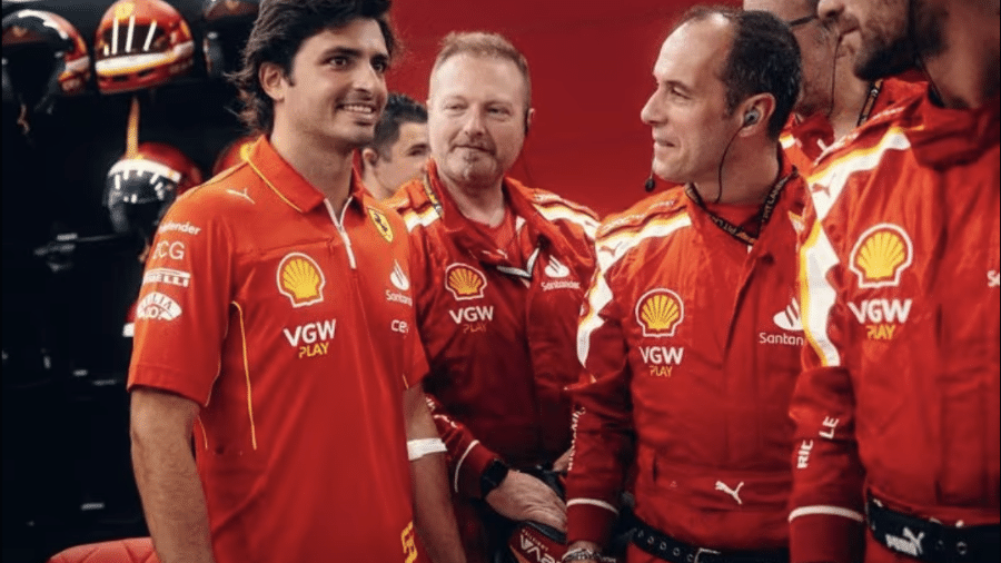 Carlos Sainz no box da Ferrari durante o GP da Arábia Saudita