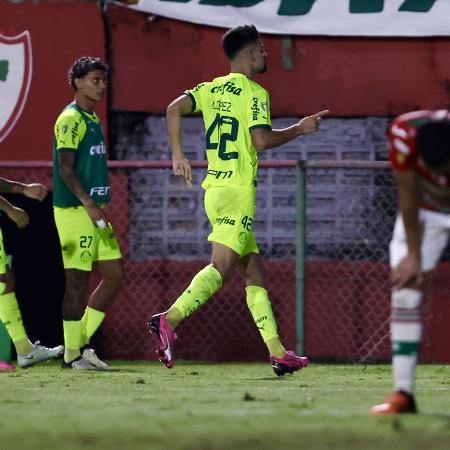 Flaco López, atacante do Palmeiras, comemora gol marcado contra a Portuguesa no Canindé