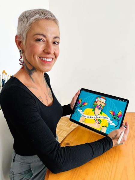 A artista Rafa Mon, com a imagem da tela com a imagem de Sócrates que será exibida em prédio durante Olimpíada de Paris