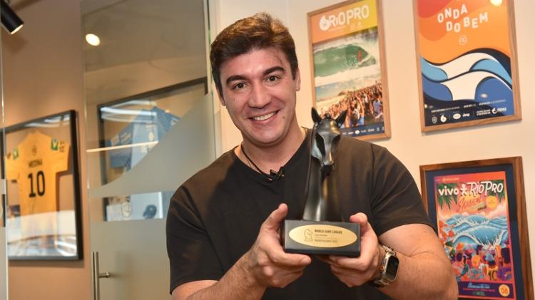 Presidente da WSL na América Latina, Ivan Martinho exibe trofeu do prêmio Marketing Best