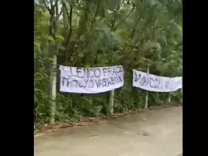 Torcedores do Vasco fazem protesto em acesso ao CT: 'Elenco vagabundo'