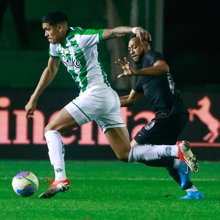 Lucas Barbosa e Ramírez brigam pela bola em Juventude x Corinthians, duelo da Copa do Brasil - Luiz Erbes/AGIF