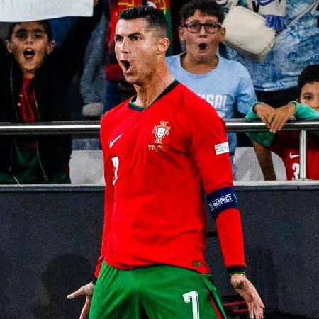 Cristiano Ronaldo comemora gol marcado por Portugal contra a Escócia pela Liga das Nações