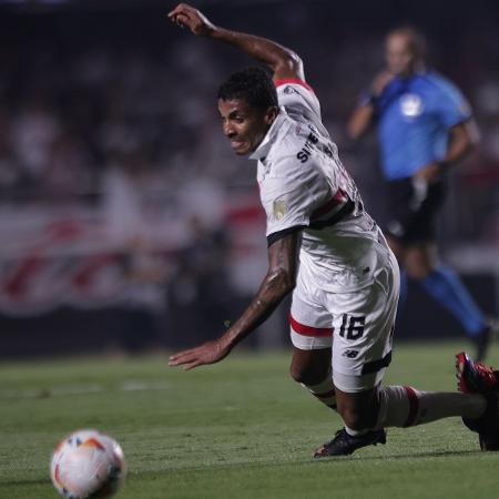 Luiz Gustavo em ação durante São Paulo x Botafogo, confronto da Libertadores