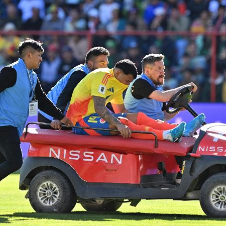 Atacante Roger Martinez, da Colômbia e do Racing, deixa jogo contra a Bolívia lesionado