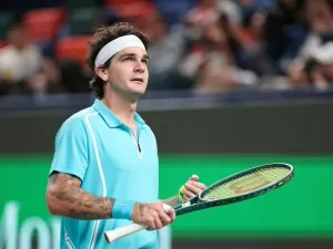 Thiago Wild força terceiro set, mas cai diante de Tsitsipas na Bélgica