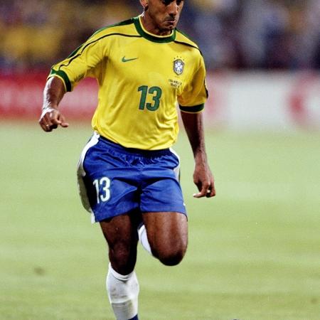 Zé Carlos, do Brasil, em ação contra a Holanda, na semifinal da Copa de 1998