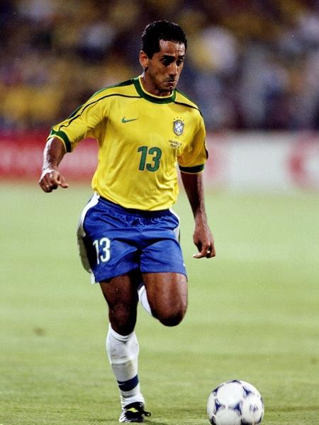 Zé Carlos, do Brasil, em ação contra a Holanda, na semifinal da Copa de 1998