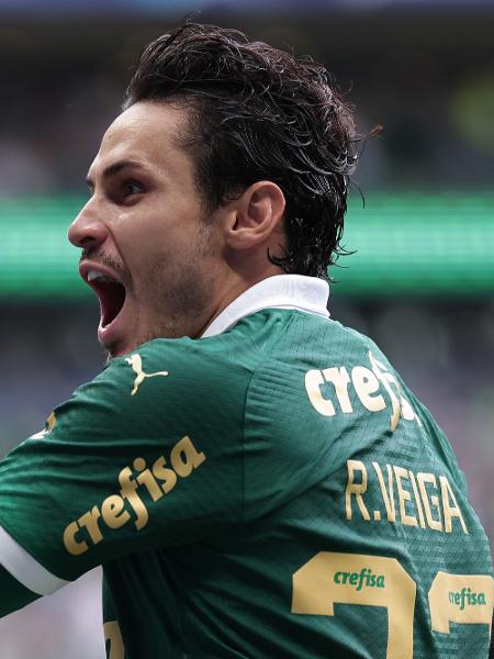 Raphael Veiga comemora gol marcado pelo Palmeiras contra o Fortaleza pelo Brasileirão