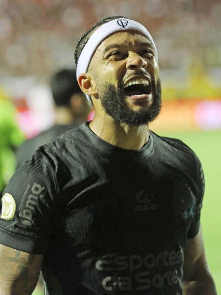 Memphis Depay comemora gol marcado pelo Corinthians contra o Vitória no Brasileirão