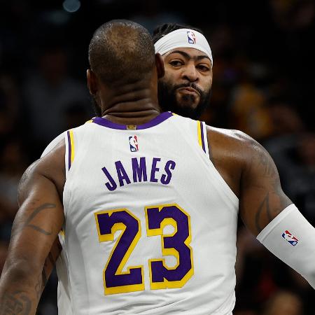 LeBron James e Anthony Davis durante vitória dos Lakers sobre os Spurs