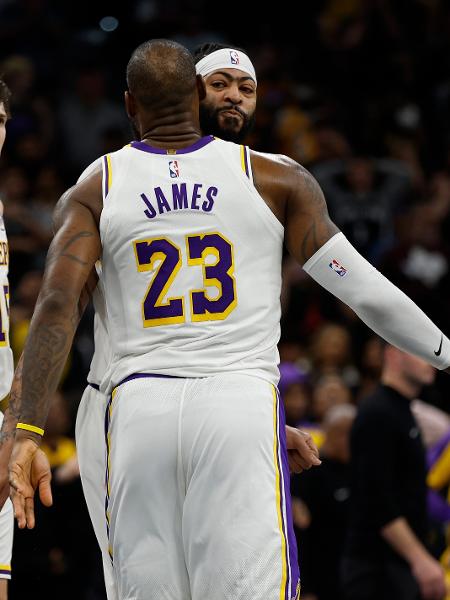 Aos 39, Lebron foi o jogador mais velho a anotar três triplo-duplos seguidos na NBA.